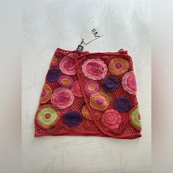 - NWT ZARA BLOG FAVE CROCHET knit ecru pink/red FLORAL mini SKIRT size M - Picture 5 of 16